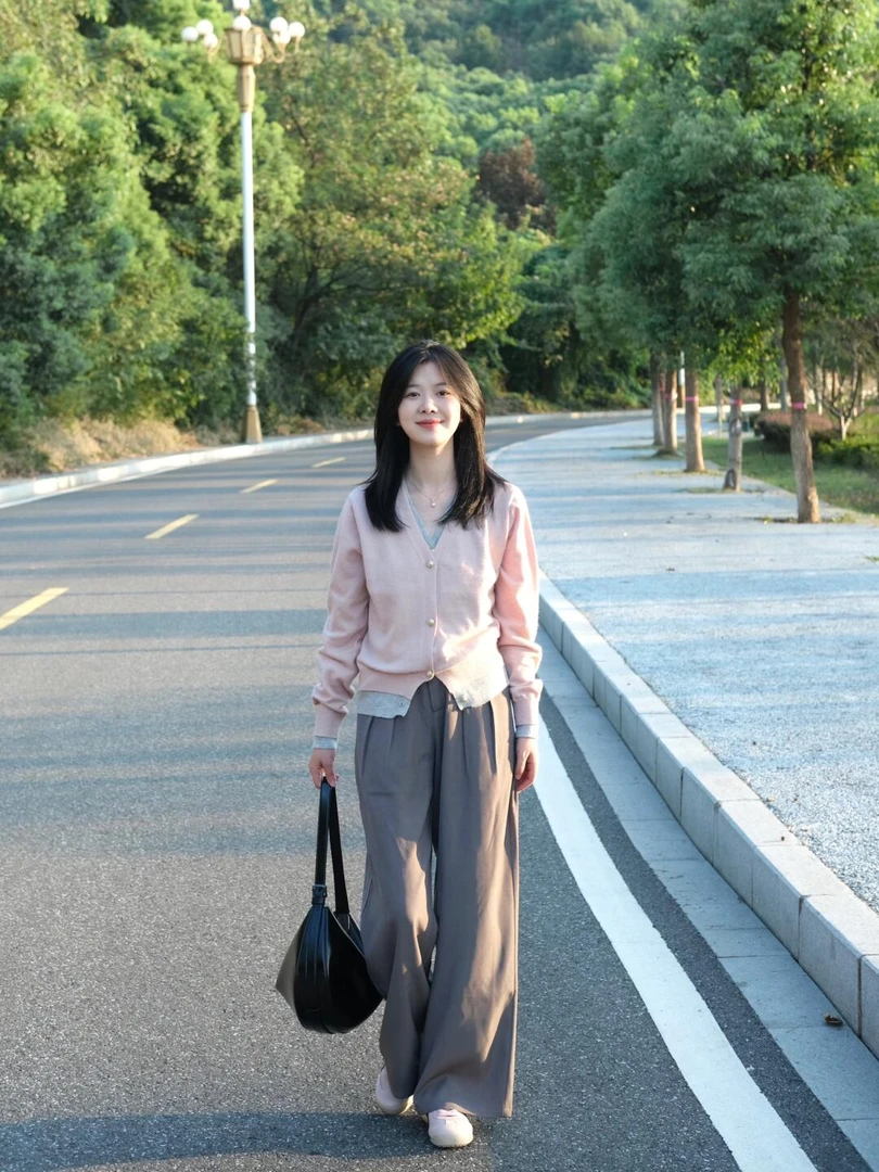 【温暖时光】高级感短款V领粉色假两件针织开衫女搭配灰色西装裤