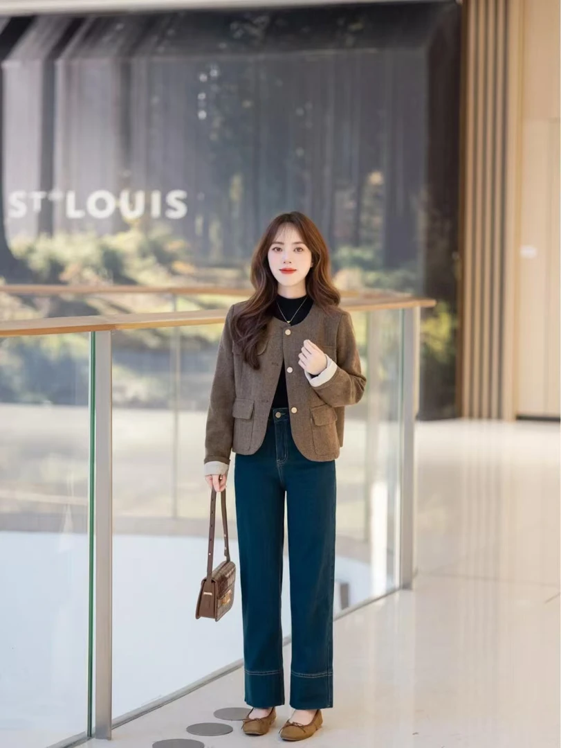 【冬日摩卡】秋冬高级感时尚咖色短款外套搭配黑色打底衫高腰牛仔裤