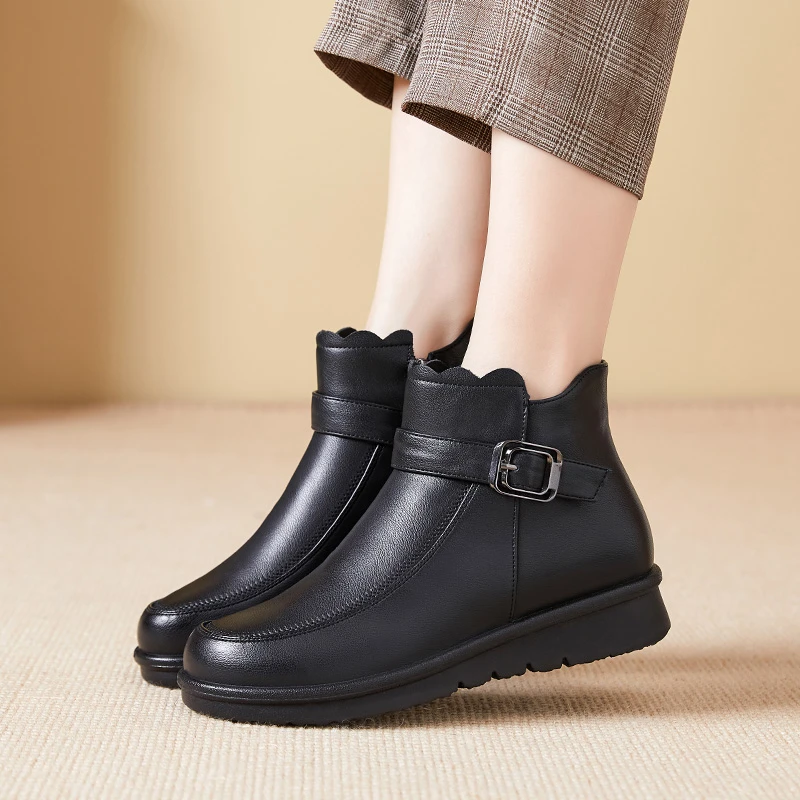 妈妈鞋软底软面冬季棉鞋加绒防滑中老年女鞋保暖中老年人软皮短靴