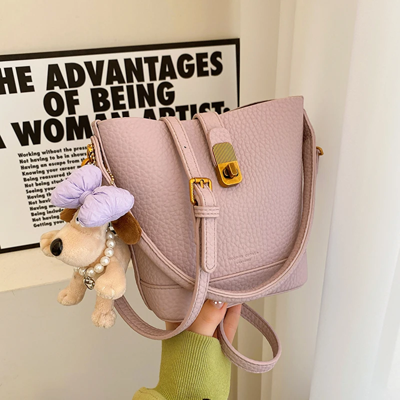 【带挂件】2024春款新品荔枝纹锁扣水桶包百搭单肩斜挎包女士腋下包