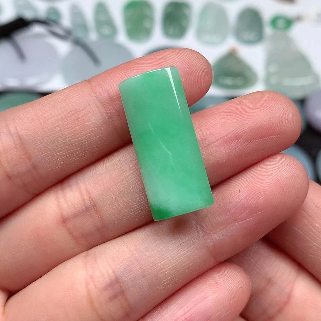 翡翠颈饰未镶嵌无事