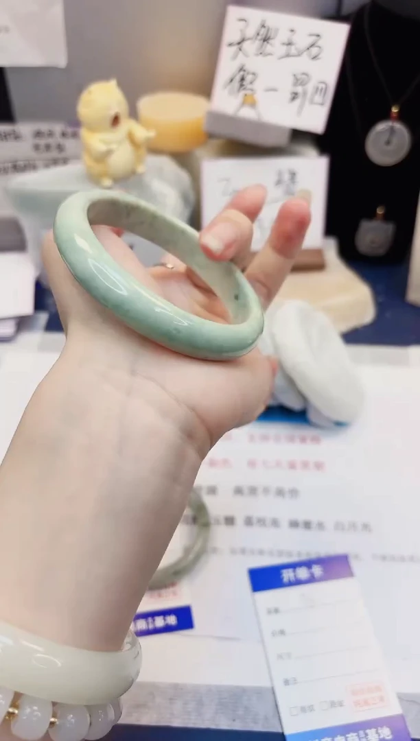 【闪购商品】石英质玉手镯未镶嵌36