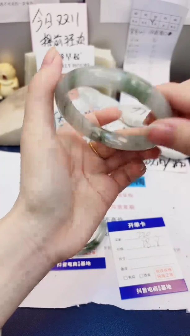 【闪购商品】石英质玉手镯未镶嵌220