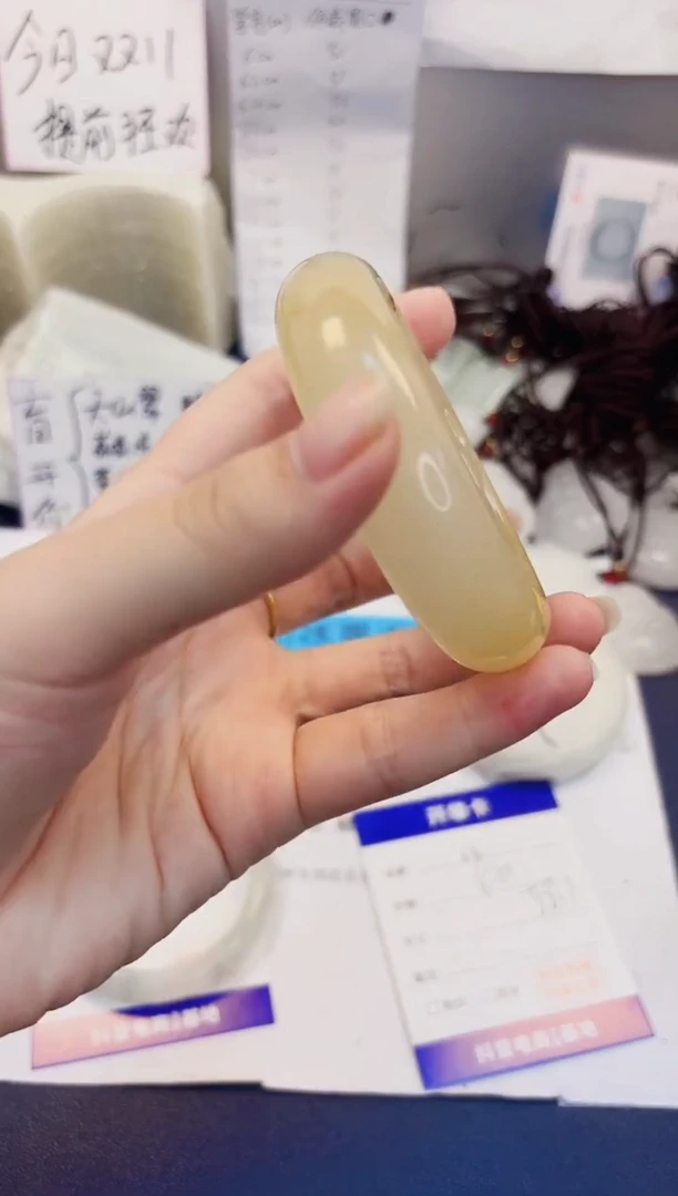 【闪购商品】石英质玉手镯未镶嵌66