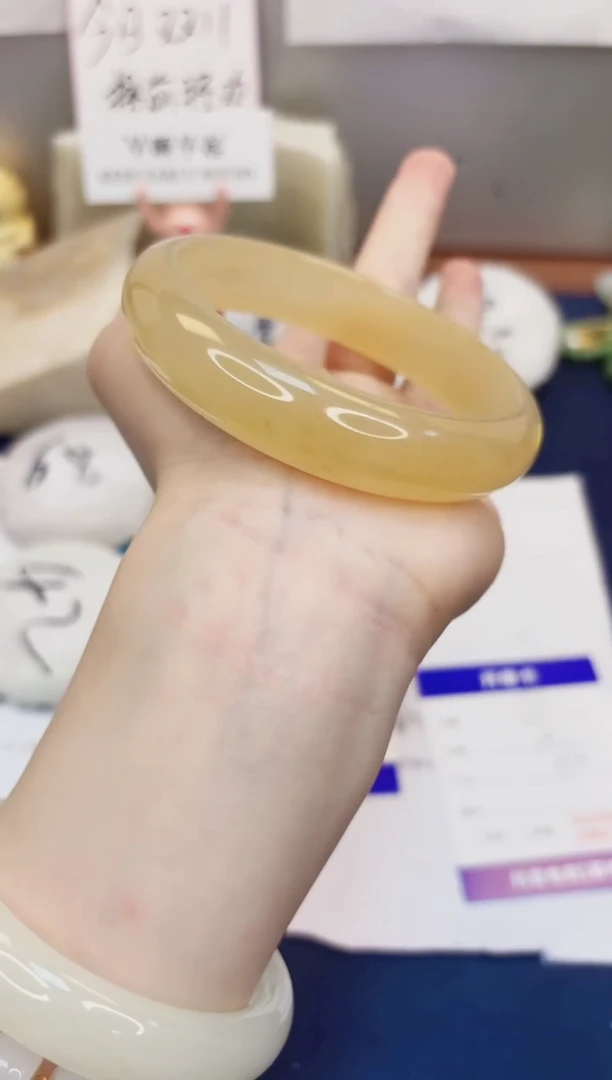 【闪购商品】石英质玉手镯未镶嵌186