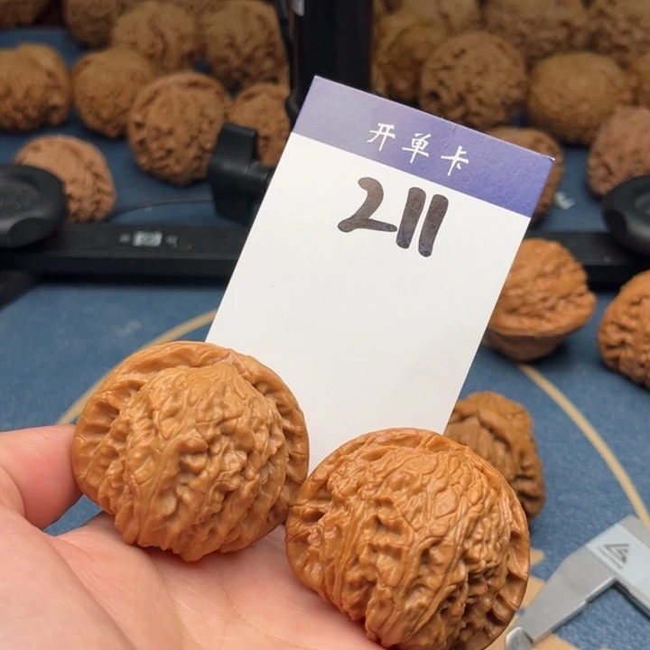文玩核桃吊坠白狮子 45精修 211