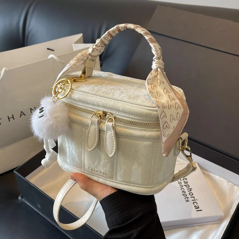 今年流行包包女士2025新款小众高级质感斜挎包夏天手提盒子水桶包