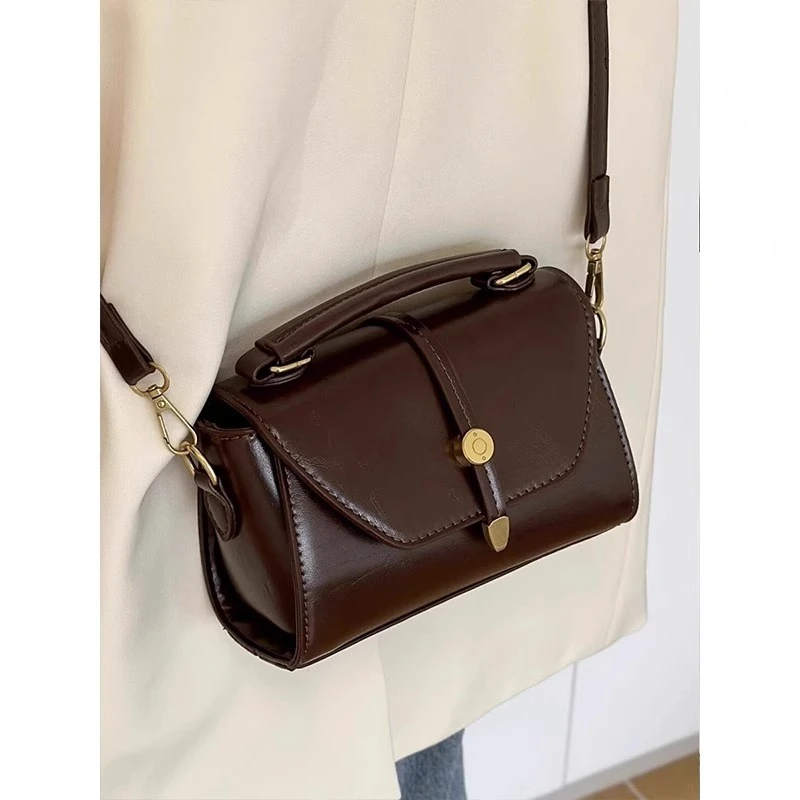 今年流行咖色小包包女士2025新款秋冬高级质感轻奢小众斜挎马鞍包