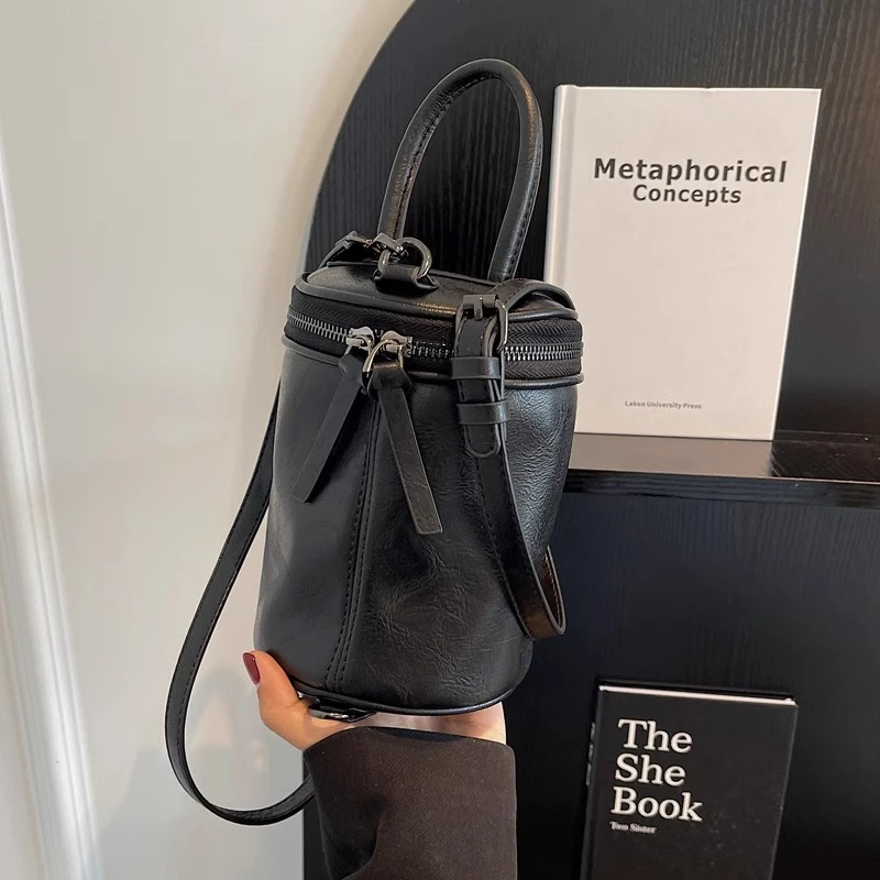 春夏高级感小众斜挎包女士2025新款休闲手提水桶包简约百搭圆筒包