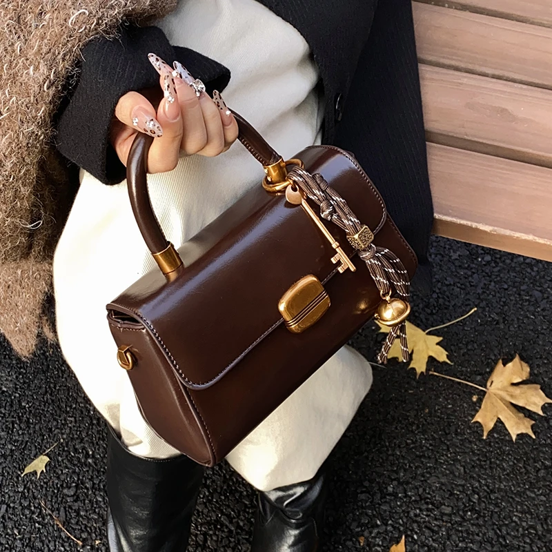 高级感复古小包包女2025新款春夏季百搭斜挎包时尚超火手提小方包