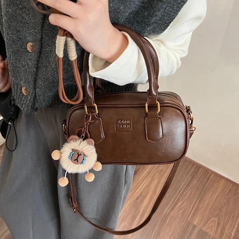 高级感小众包包女士2025新款春夏百搭复古斜挎包超火手提保龄球包