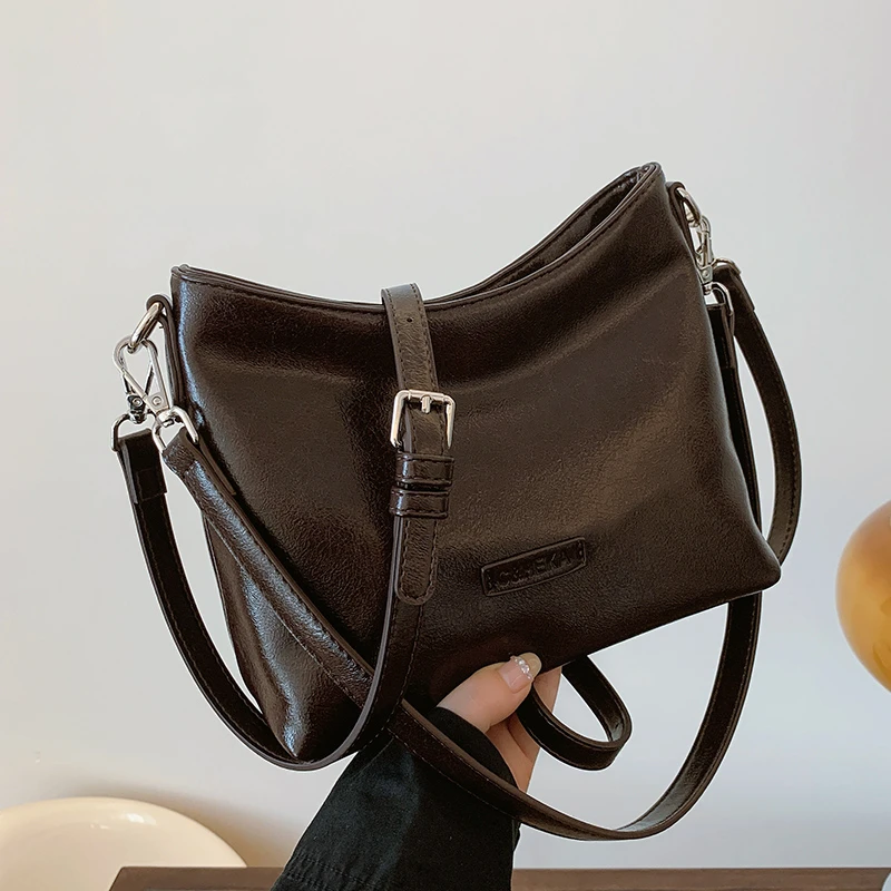 今年流行小包包女2025春夏新款单肩腋下包复古洋气通勤斜挎水桶包