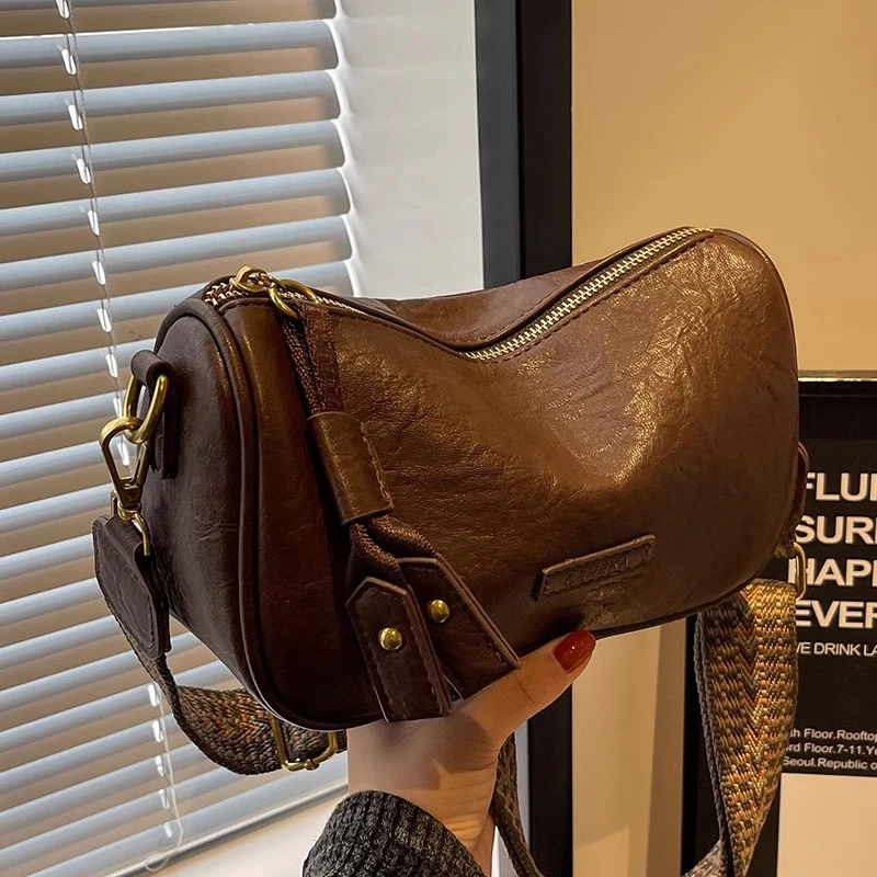 高级感包包女2025春夏新款时尚简约单肩枕头包复古百搭宽带斜挎包