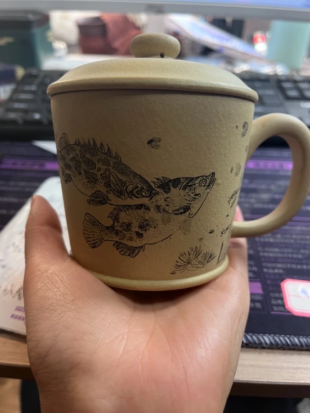 宜兴紫砂盖杯本绿年年有鱼