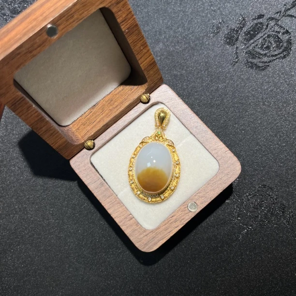 精品和田玉新疆红糖白肉蛋面吊坠18K金厚金镶嵌