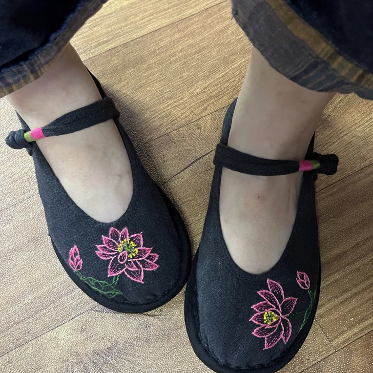 HT 春夏原创手绣荷花一字扣纯手工千层底复古布鞋透气夏季