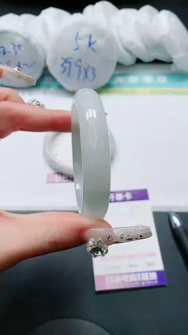 【闪购商品】石英质玉手镯未镶嵌50/57.5