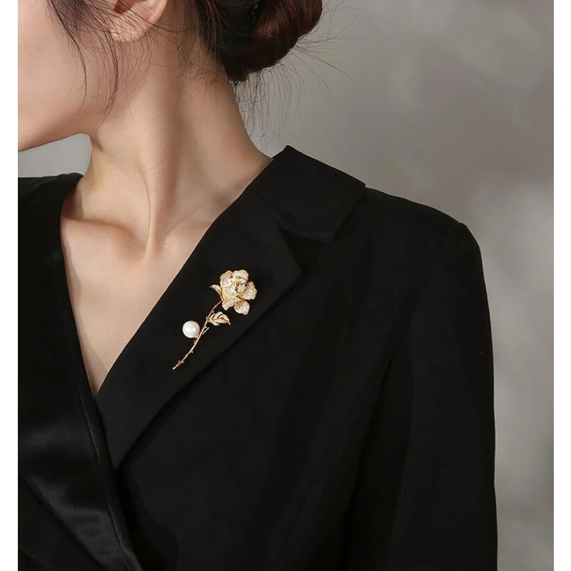 精致高档金色玫瑰花朵胸针设计感毛衣西装衣服装