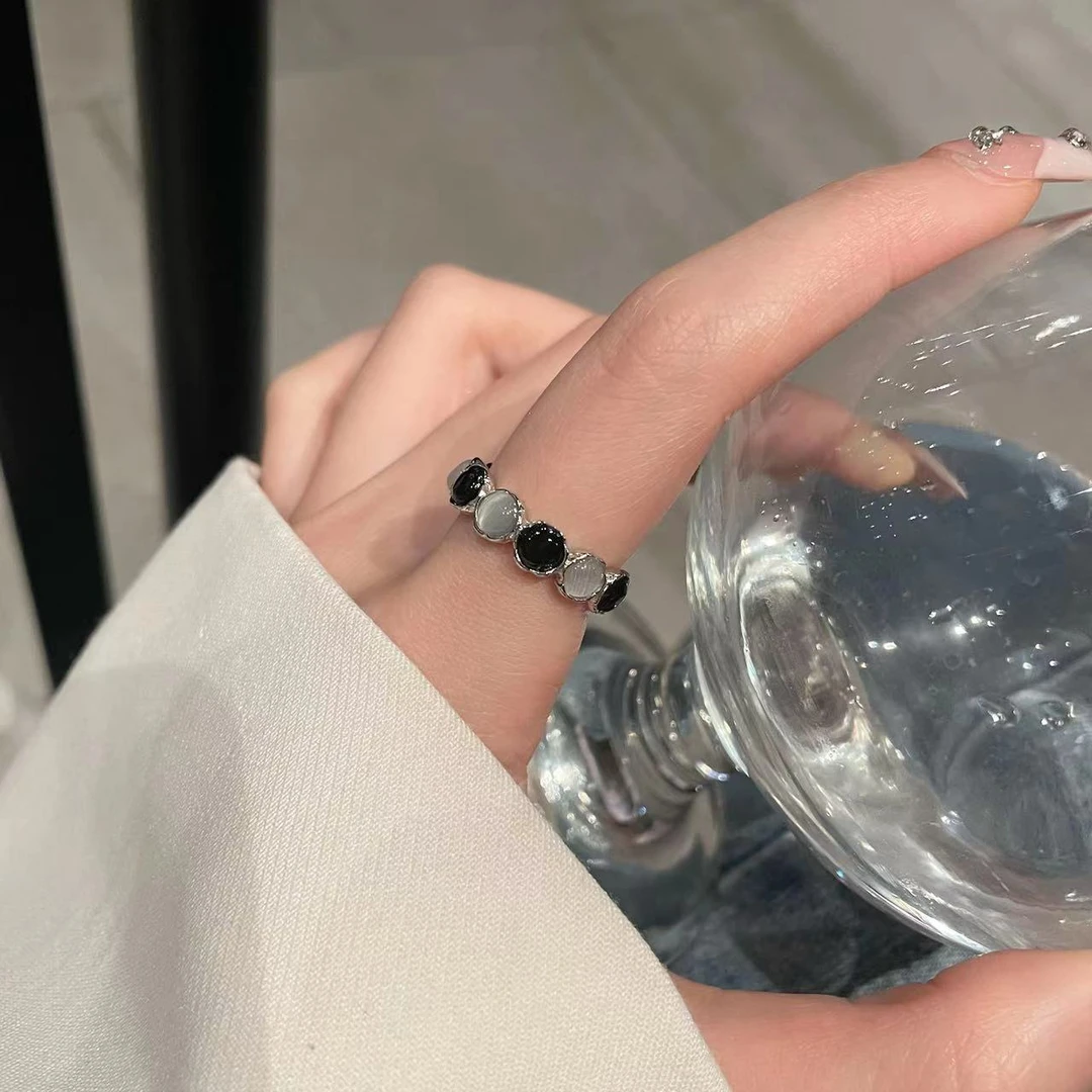 2023年小众设计蝙蝠小石石感黑白宝石开口戒指