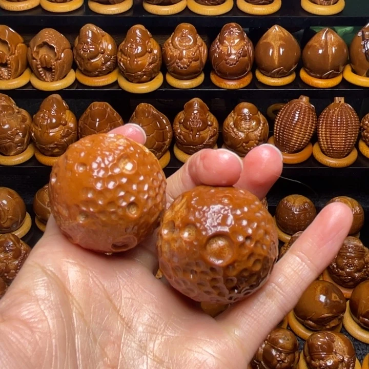 橄榄核把件玩**哥橄榄核雕