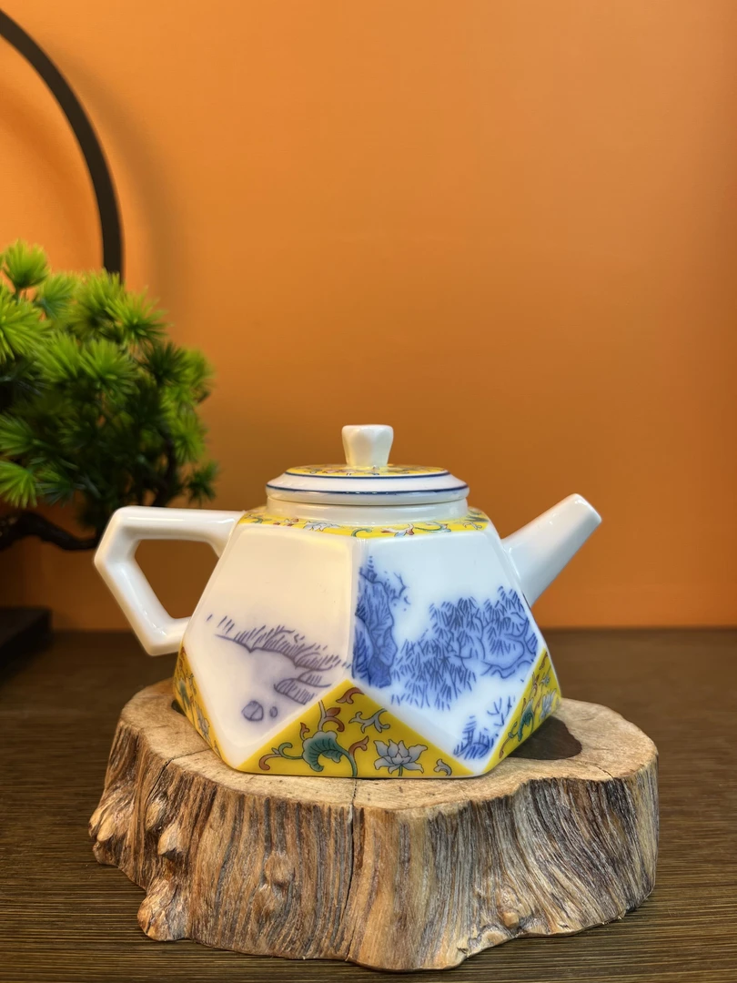 景德镇珐琅彩青花六角六方壶