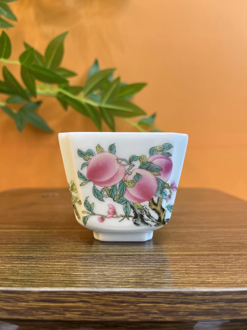 景德镇高白泥粉彩桃子蝙蝠四方主人杯