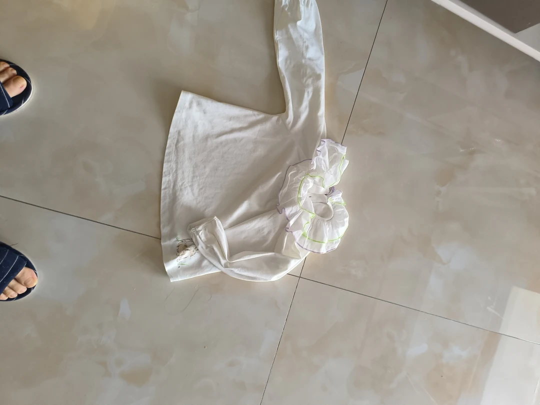 2023年时尚甜美风女生打底衫