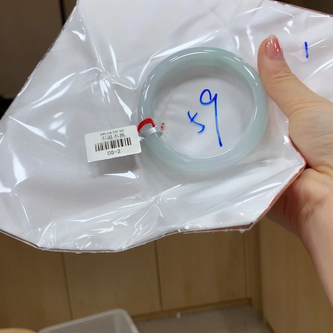 翡翠手镯未镶嵌不退不换