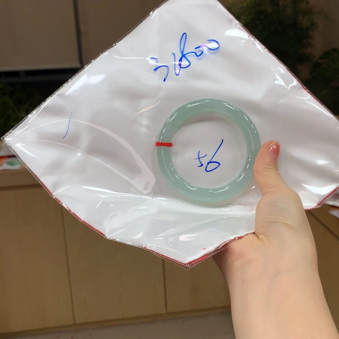 翡翠手镯未镶嵌不退不换