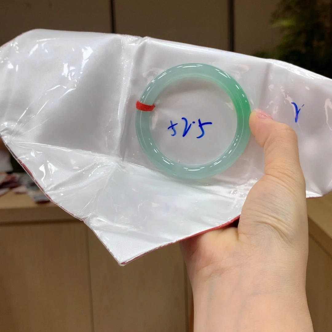 翡翠手镯未镶嵌不退不换