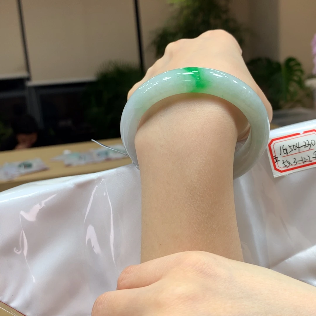 翡翠手镯未镶嵌不退不换