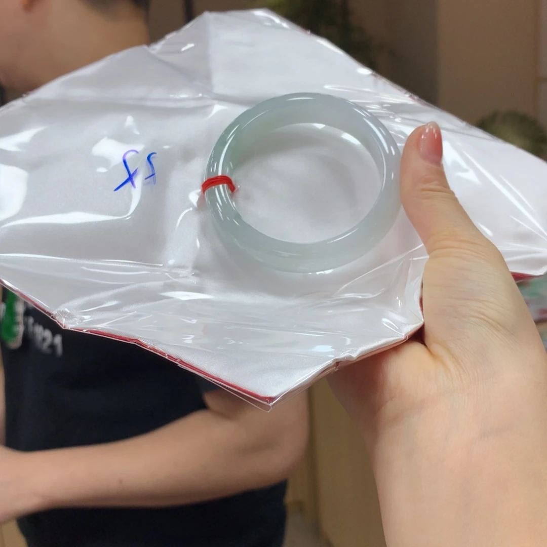 翡翠手镯未镶嵌不退不换