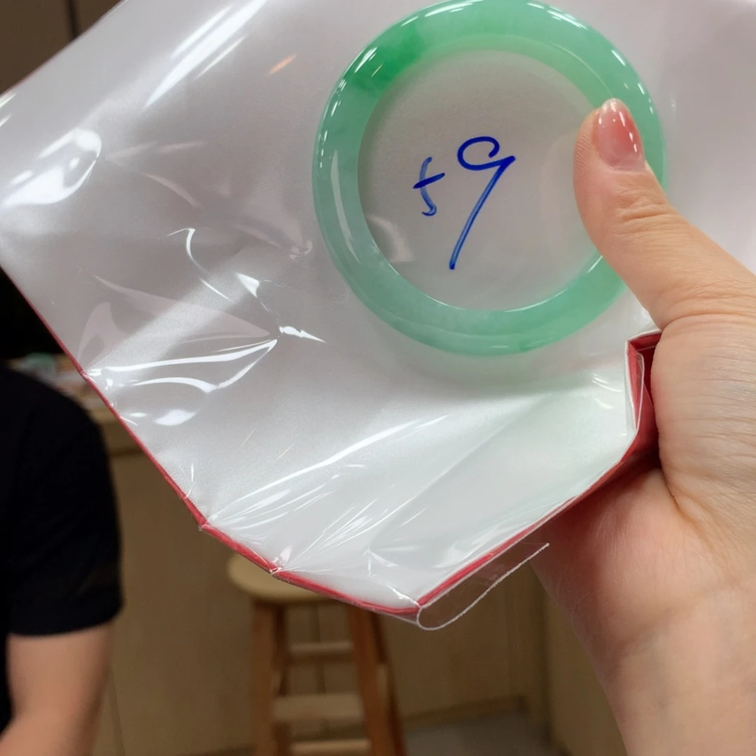 翡翠手镯未镶嵌不退不换