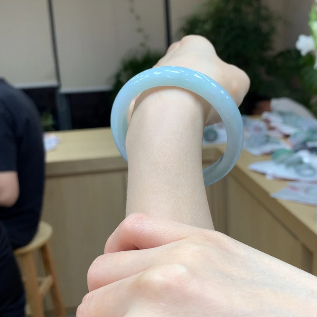 翡翠手镯未镶嵌不退不换