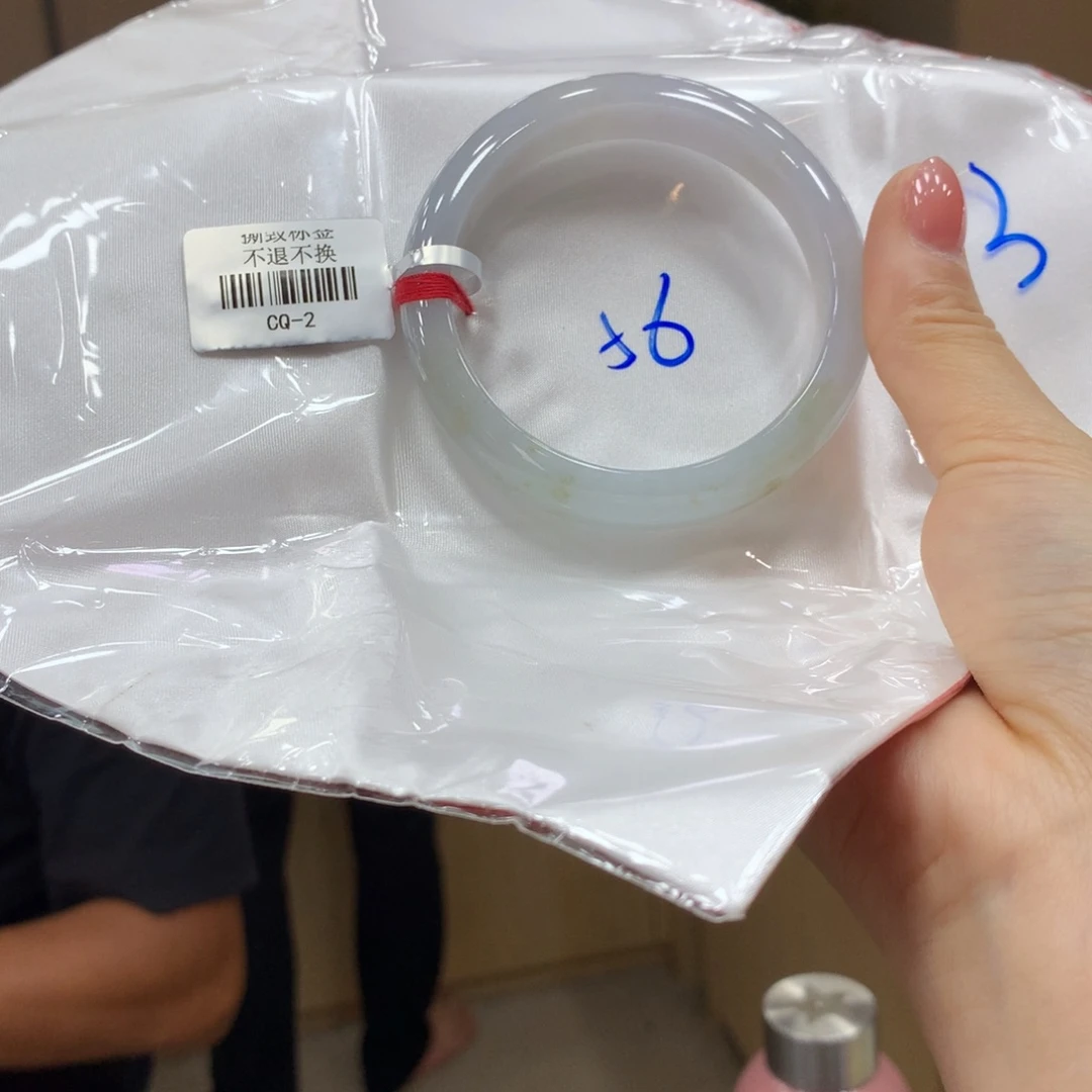 翡翠手镯未镶嵌不退不换