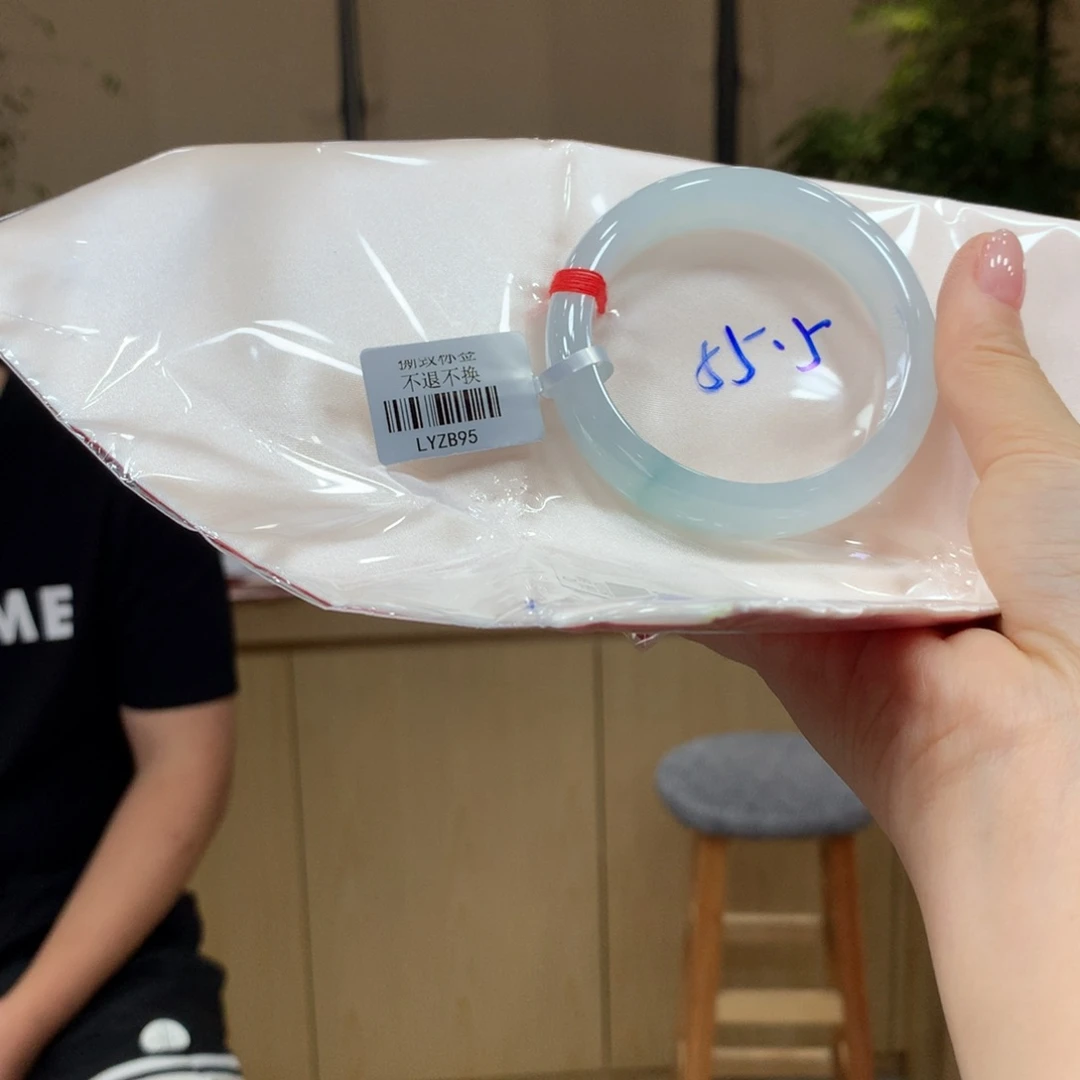 翡翠手镯未镶嵌不退不换