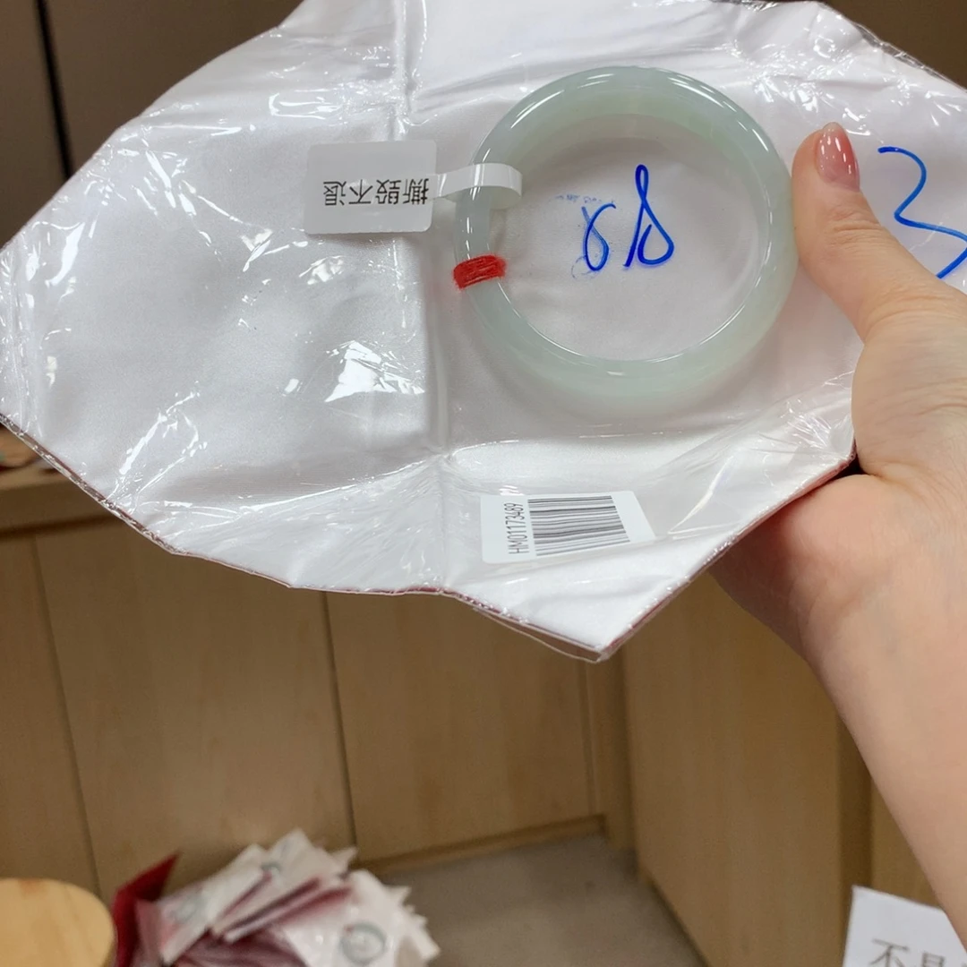 翡翠手镯未镶嵌不退不换