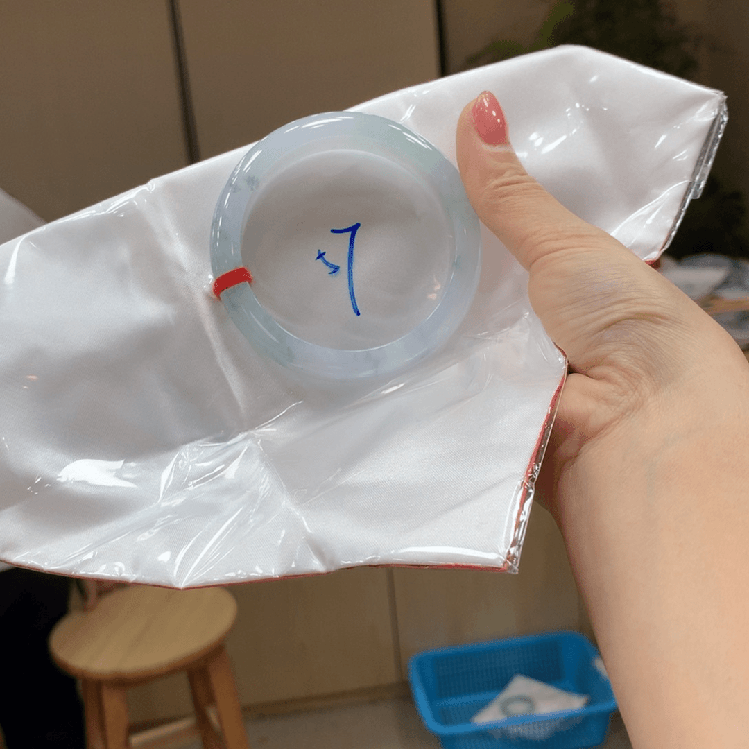 翡翠手镯未镶嵌不退不换
