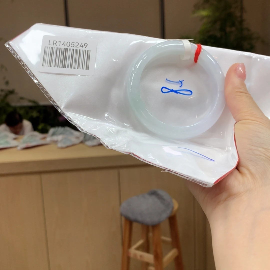 翡翠手镯未镶嵌不退不换
