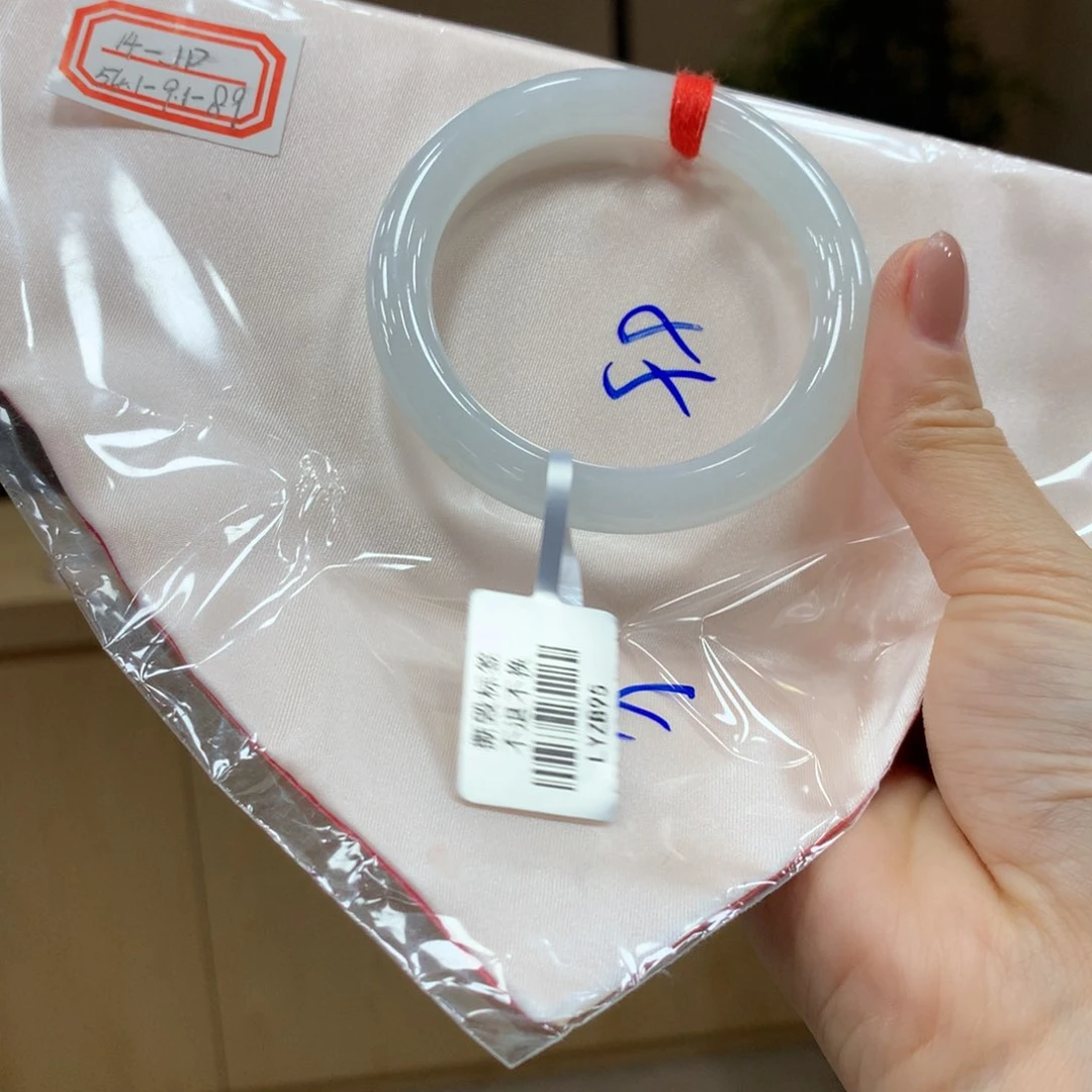 翡翠手镯未镶嵌不退不换