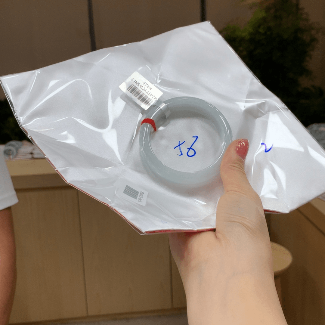 翡翠手镯未镶嵌不退不换