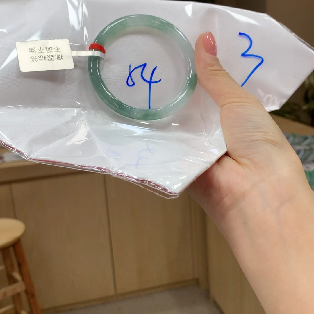 翡翠手镯未镶嵌不退不换