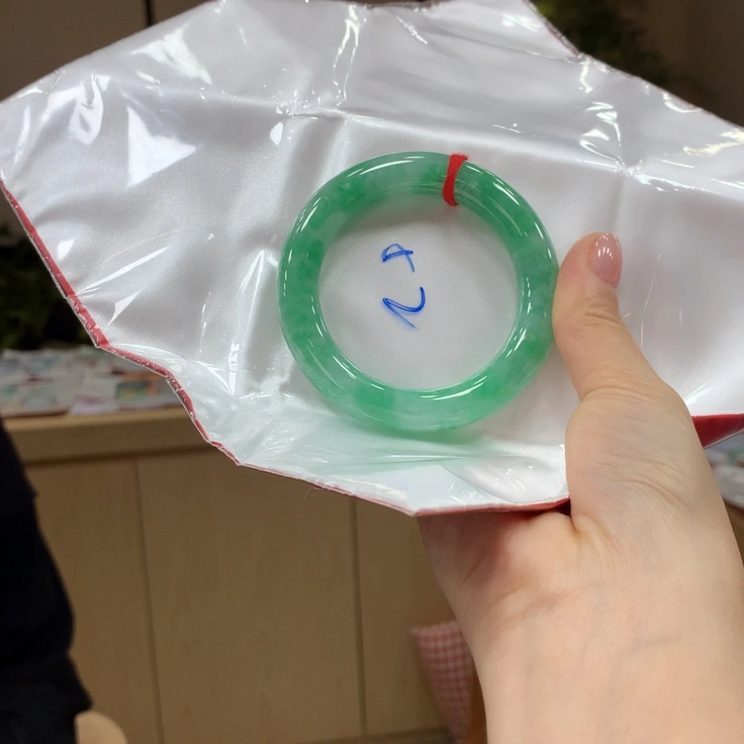 翡翠手镯未镶嵌眯*不退不换