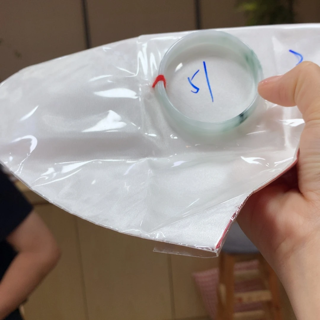 翡翠手镯未镶嵌不退不换