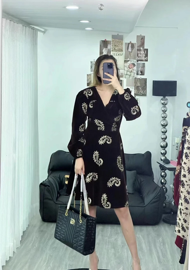 新款短时尚打底连衣裙中长款百搭秋冬轻奢黑色气质显瘦长袖