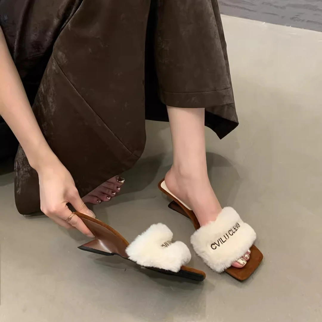 2024年秋冬外穿露趾拖鞋软底平跟一字拖新款时尚方头高跟毛毛鞋女
