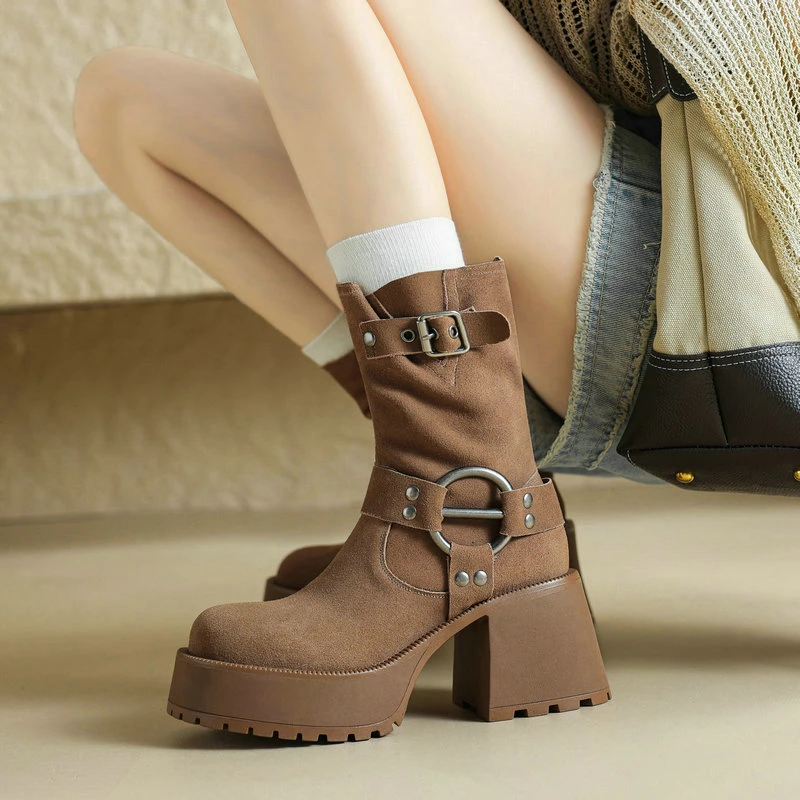 8cm粗跟高跟西部牛仔靴女金属皮带扣短靴磨砂皮废土风增高马丁靴