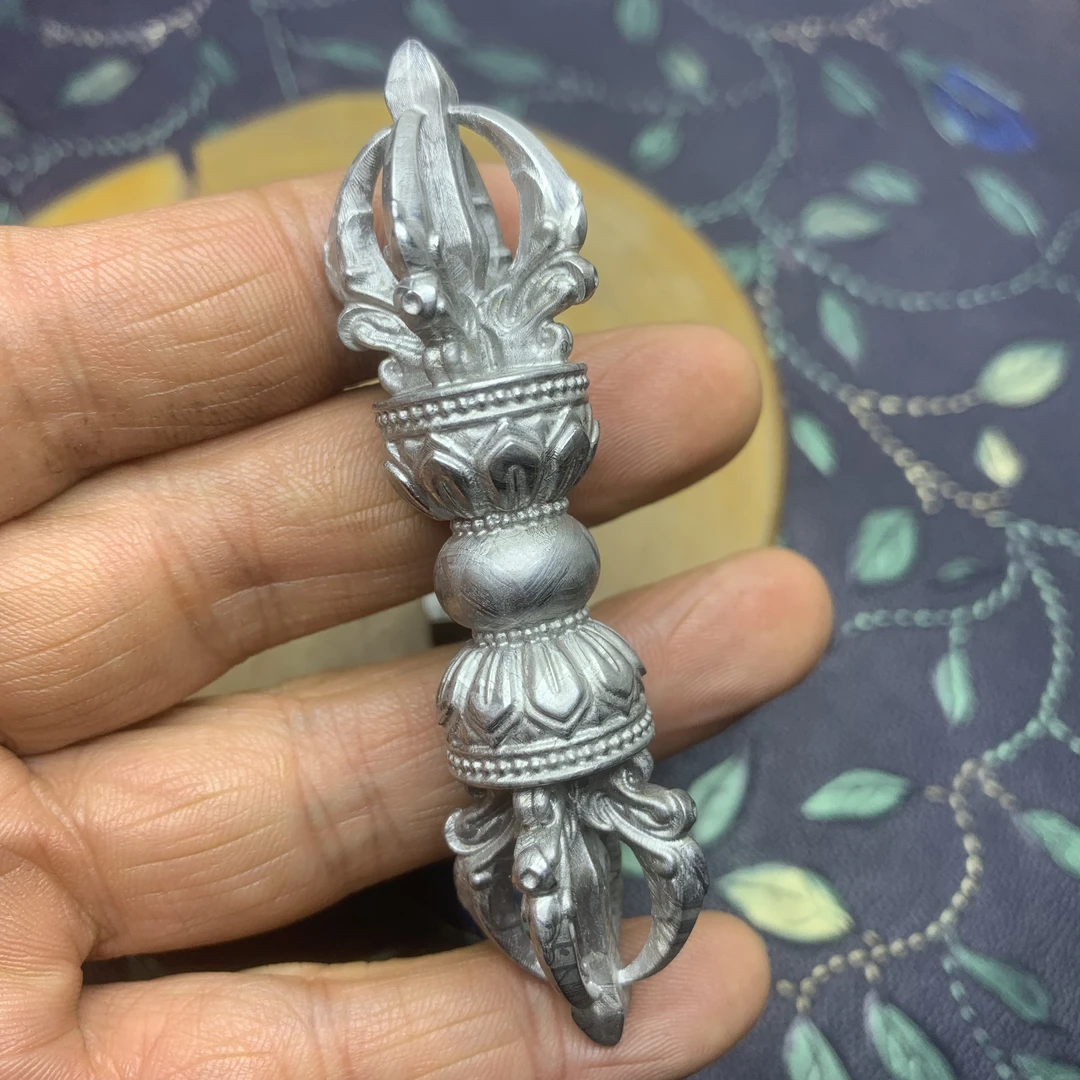 瑞典m铁陨雕刻件重61克，长度87.7mm直径26.9mm