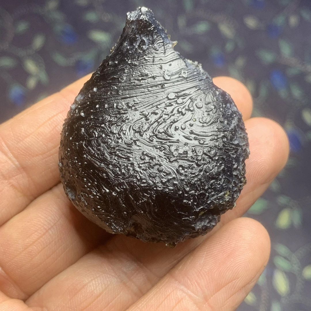 精品雷公墨陨冲击玻璃水滴状,有螺旋芝麻纹,重59.1克 纯天然