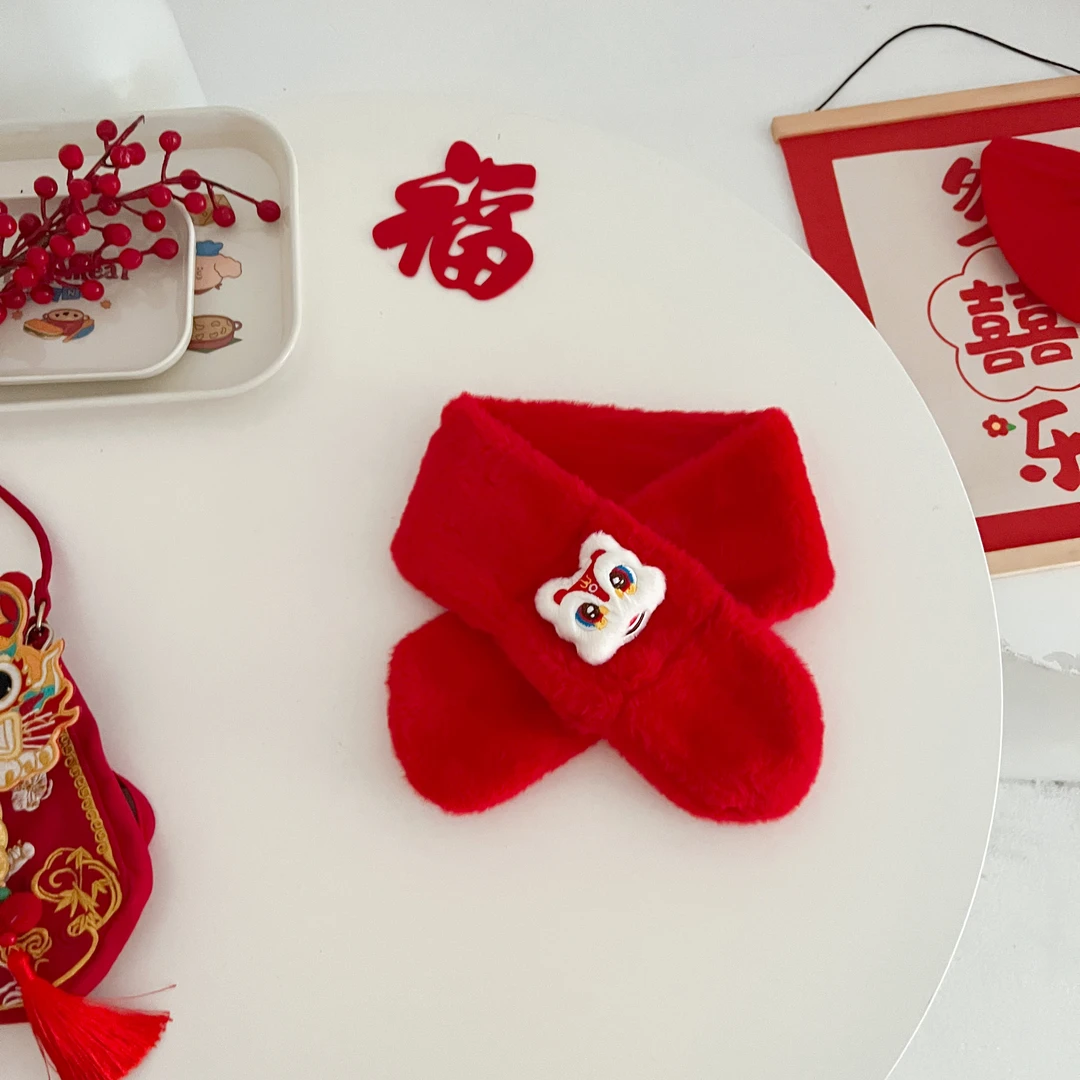 【贝嘉乐}平安喜乐新年红色婴儿毛绒围巾宝宝保暖交叉卡通冬季儿童